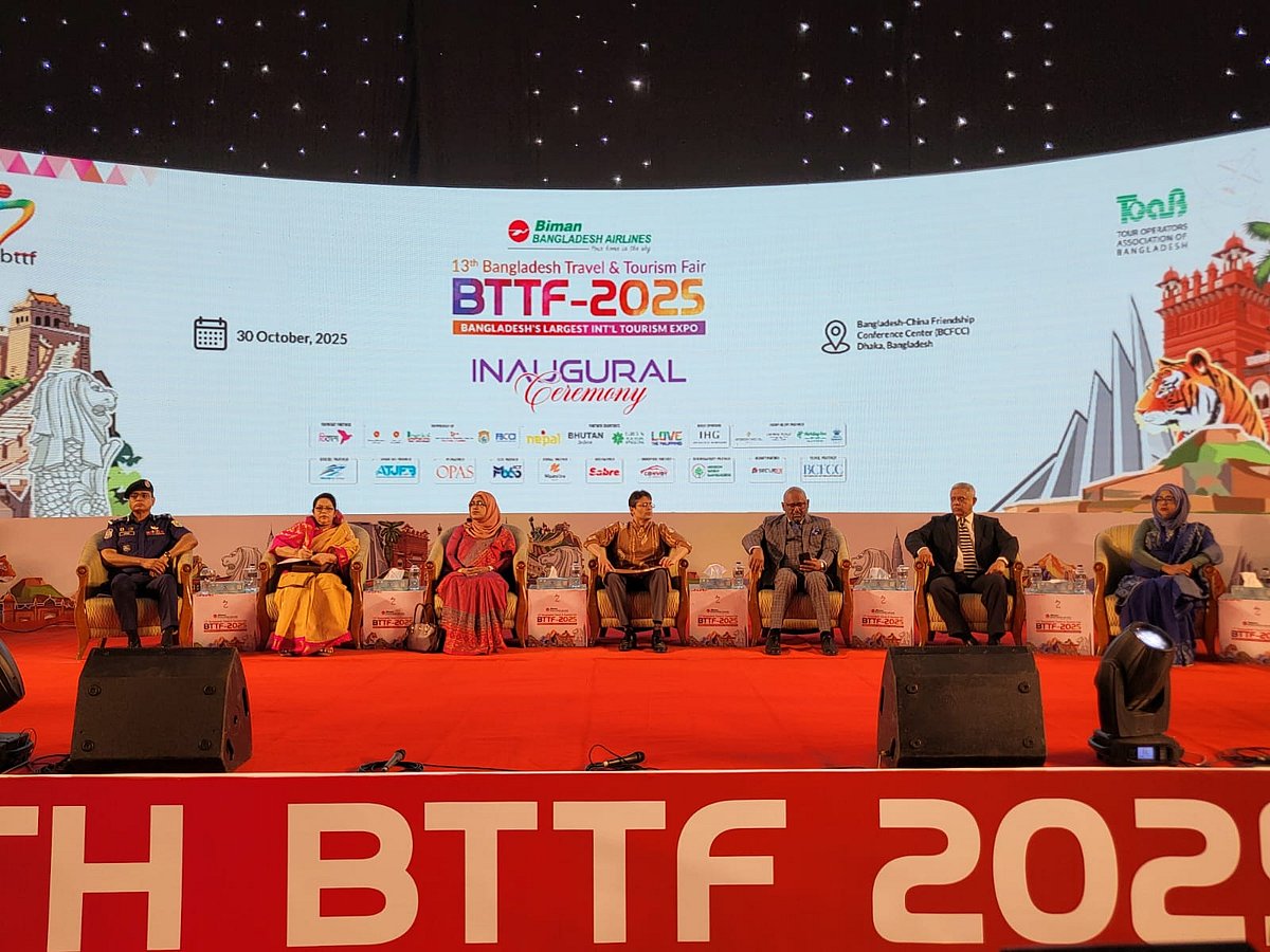 আজ ট্র্যাভেল অ্যান্ড ট্যুরিজম ফেয়ারের উদ্বোধনী অনুষ্ঠানে অতিথিদের একাংশ। রাজধানীর বাংলাদেশ চীন মৈত্রী সম্মেলন কেন্দ্রে এই মেলা হচ্ছে