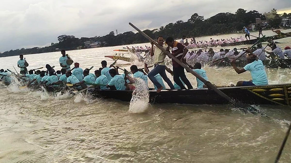 বরিশালের উজিরপুর উপজেলার সন্ধ্যা নদীতে আজ বৃহস্পতিবার বিকেলে নৌকাবাইচ প্রতিযোগিতা অনুষ্ঠিত হয়