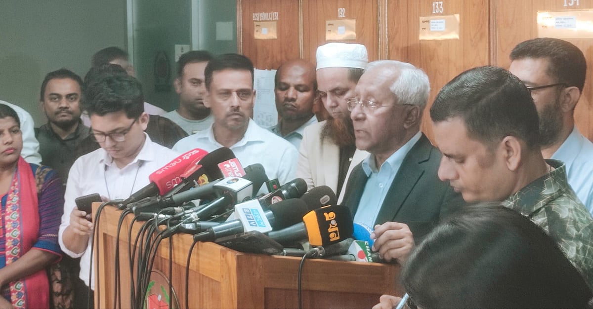 নির্বাচন কমিশন ভবনে প্রেস ব্রিফিংয়ে নির্বাচন কমিশন (ইসি) সচিবালয়ের জ্যেষ্ঠ সচিব আখতার আহমেদ