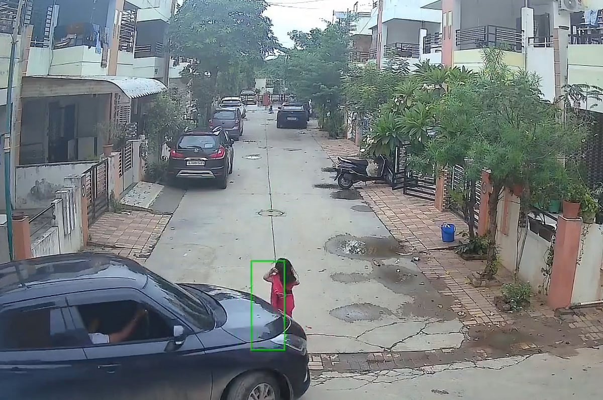 গুজরাটের আহমেদাবাদে শিশুটিকে চাপা দেয় এই গাড়ি