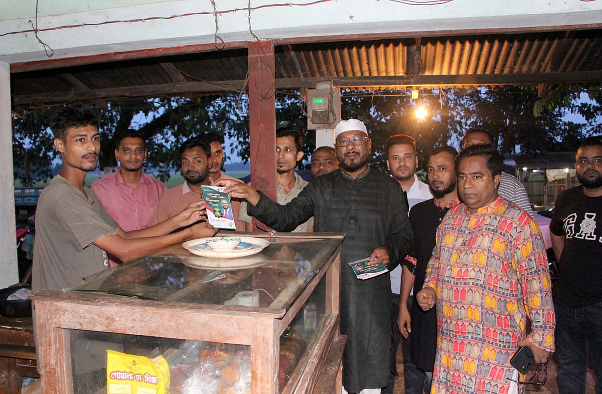 গণসংযোগ ও লিফলেট বিতরণ করেন বিএনপি নেতা ফয়সল আহমদ চৌধুরী। আজ বৃহস্পতিবার বিকেলে সিলেটের বিয়ানীবাজার উপজেলার দুবাগ ইউনিয়নের খাড়াবড়া বাজারে