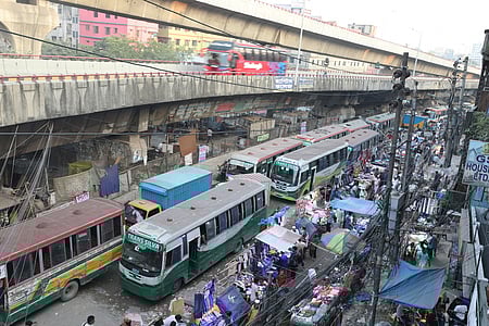 ঢাকায় প্রবেশমুখে যাত্রাবাড়ী মোড়–সংলগ্ন দোলাইপাড় এলাকায় সড়কে দোকানপাট ও বাসের জটলা। এখানে প্রতিনিয়ত এ পথে চলাচল করা বাসচালক ও যাত্রীদের যানজটে পড়তে হয়।
