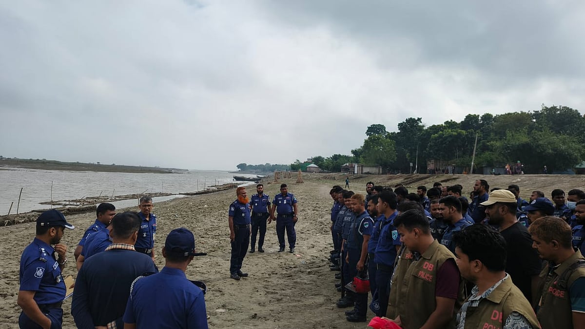 কুষ্টিয়ার দৌলতপুরে পদ্মা নদীর বিভিন্ন চরে সাঁড়াশি অভিযান চালায় পুলিশ। বৃহস্পতিবার দুপুরে