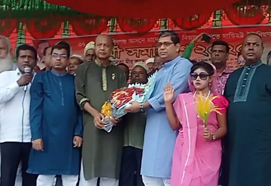 বগুড়ার শিবগঞ্জ উপজেলা বিএনপির সভাপতি মীর শাহে আলমের হাতে ফুল তুলে দিয়ে বিএনপিতে যোগদান করেন মাঝিহট্ট ইউনিয়ন পরিষদের চেয়ারম্যান এসকেন্দার আলী। গত মঙ্গলবার বিকেলে মাঝিহট্ট উচ্চবিদ্যালয় মাঠে