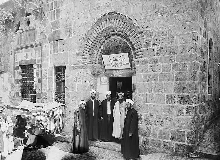 উদ্বোধনের পর খালিদি লাইব্রেরি, সর্বডানে এর প্রতিষ্ঠাতা রাগিব আল-খালিদি, ১৯০০