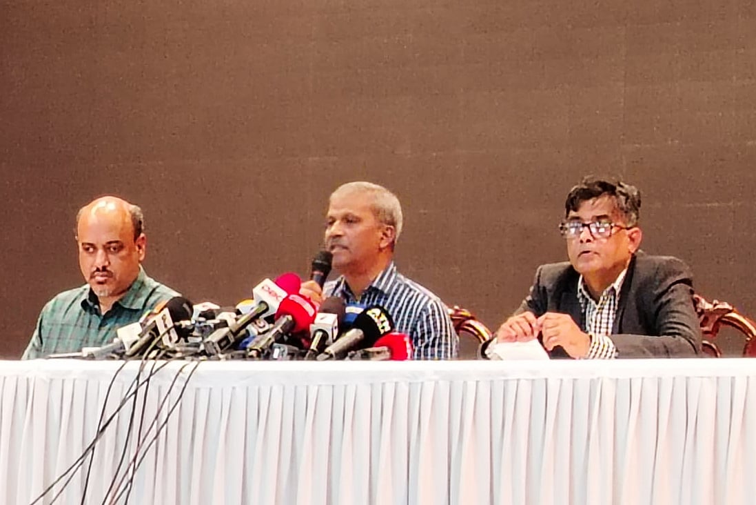 সংবাদ সম্মেলনে কথা বলেন আইন উপদেষ্টা অধ্যাপক আসিফ নজরুল। আজ বৃহস্পতিবার বিকেলে রাজধানীর ফরেন সার্ভিস একাডেমিতে