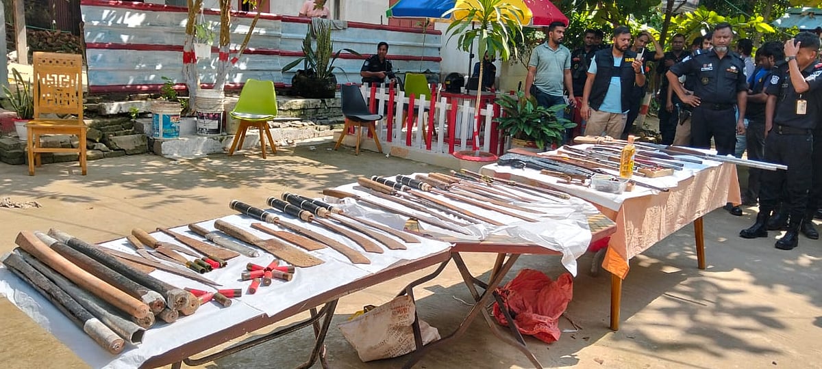 চট্টগ্রামের রাউজানের নোয়াপাড়া ইউনিয়নের এক বিএনপি কর্মীর বাড়ি থেকে উদ্ধার করা অস্ত্র