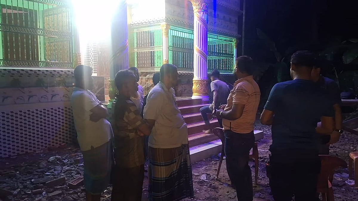 নড়াইল সদর উপজেলার কলোড়া ইউনিয়নের আগদিয়া গ্রামে গতকাল বুধবার রাতে ককটেল বিস্ফোরণের ঘটনা ঘটে