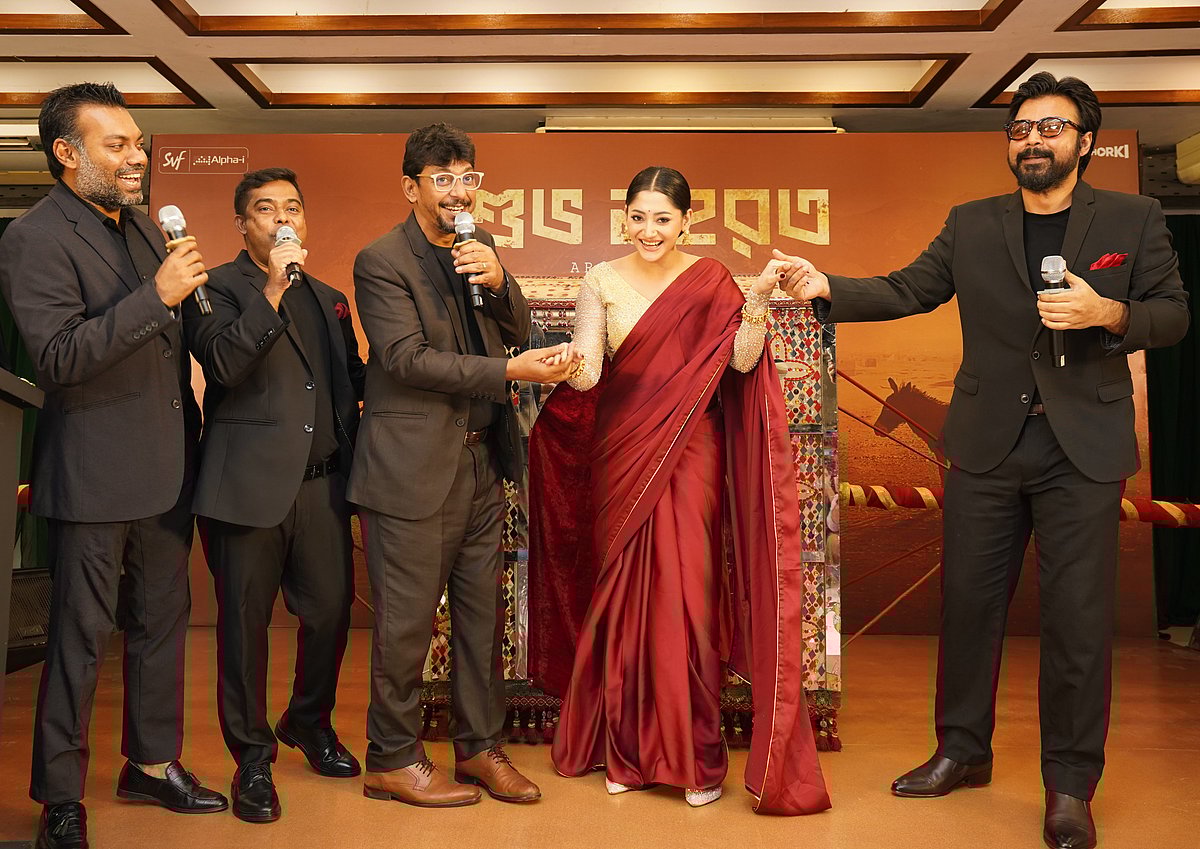 অনুষ্ঠানস্থলে পালকিতে চড়ে আসেন পূজা চেরী