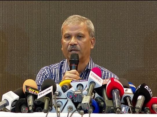 সংবাদ সম্মেলনে কথা বলছেন আইন উপদেষ্টা অধ্যাপক আসিফ নজরুল। আজ বৃহস্পতিবার বিকেলে রাজধানীর ফরেন সার্ভিস একাডেমিতে