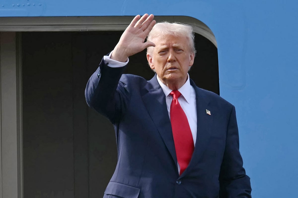 দক্ষিণ কোরিয়ায় চীনের প্রেসিডেন্ট সি চিন পিংয়ের সঙ্গে বৈঠকের আগে উড়োজাহাজ থেকে নামছেন মার্কিন প্রেসিডেন্ট ডোনাল্ড ট্রাম্প ৩০ অক্টোবর ২০২৫, গিমহে বিমানঘাঁটি