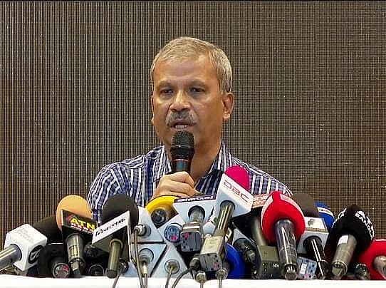 সংবাদ সম্মেলনে কথা বলছেন আইন উপদেষ্টা অধ্যাপক আসিফ নজরুল। আজ বৃহস্পতিবার বিকেলে রাজধানীর ফরেন সার্ভিস একাডেমিতে