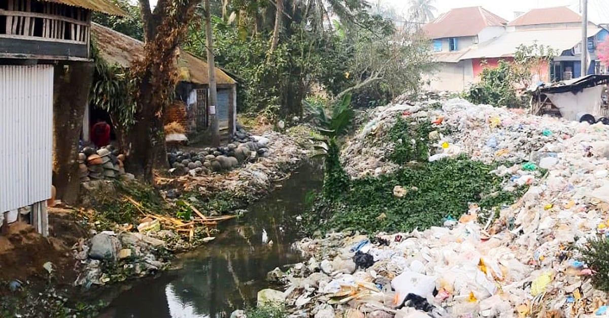 ময়লা-আবর্জনা ফেলে প্রায় ভরাট করে ফেলা হয়েছে টরকী-বাশাইল খাল। সম্প্রতি বরিশালের গৌরনদী উপজেলার টরকী বন্দরসংলগ্ন পালরদী এলাকায়