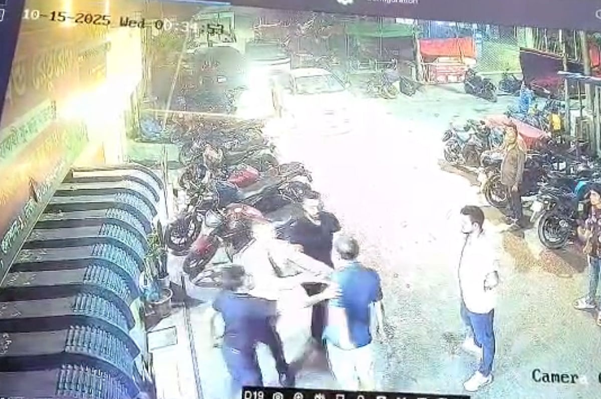 রাজধানীর গুলশানে ব্লিস আর্ট লাউঞ্জ নামের বারের সামনে ব্যবসায়ী দবিরুল ইসলামকে মারধর করেন বারটির বাউন্সার ও কর্মচারীরা। পরে চিকিৎসাধীন অবস্থায় মারা যান দবিরুল ইসলাম