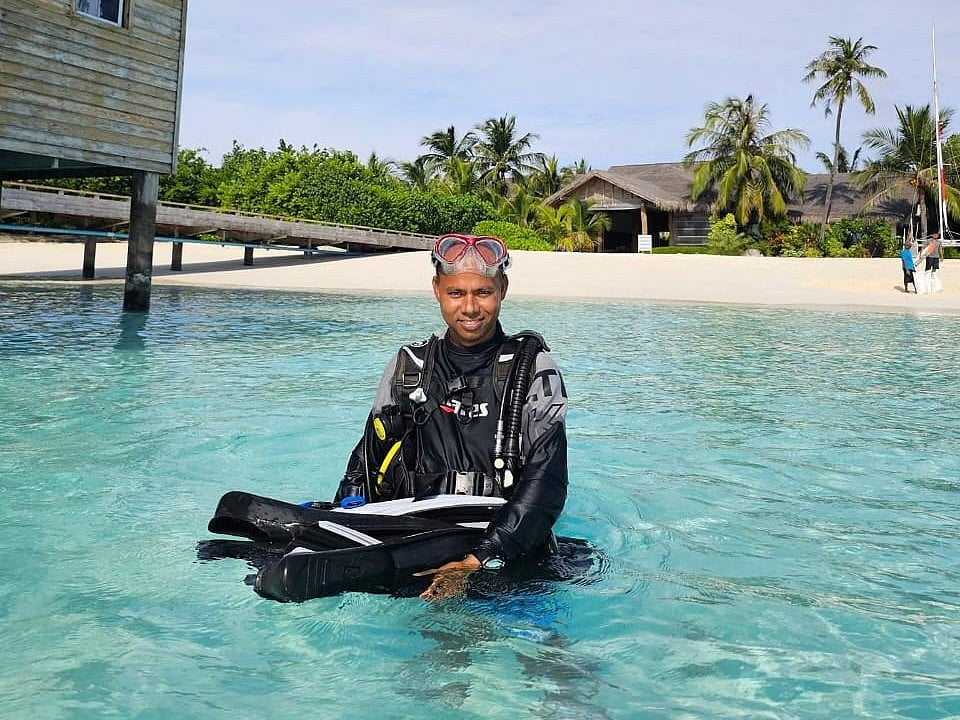ডাইভমাস্টার হিসেবে এক অভিজাত রিসোর্টে কাজ করেন মহব্বত আলী