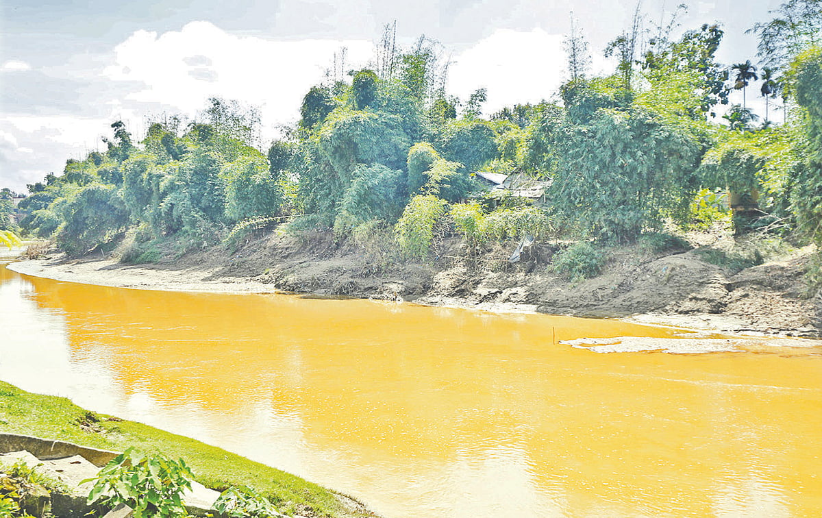 চেঙ্গীর নদীর এক পাড়ে ভাঙছে। অন্য পাড়ে চলছে দখল। নদীর জায়গা দখল করে গড়ে উঠেছে বসতঘর। খাগড়াছড়ি সদরের উত্তর গঞ্জপাড়া থেকে সম্প্রতি তোলা