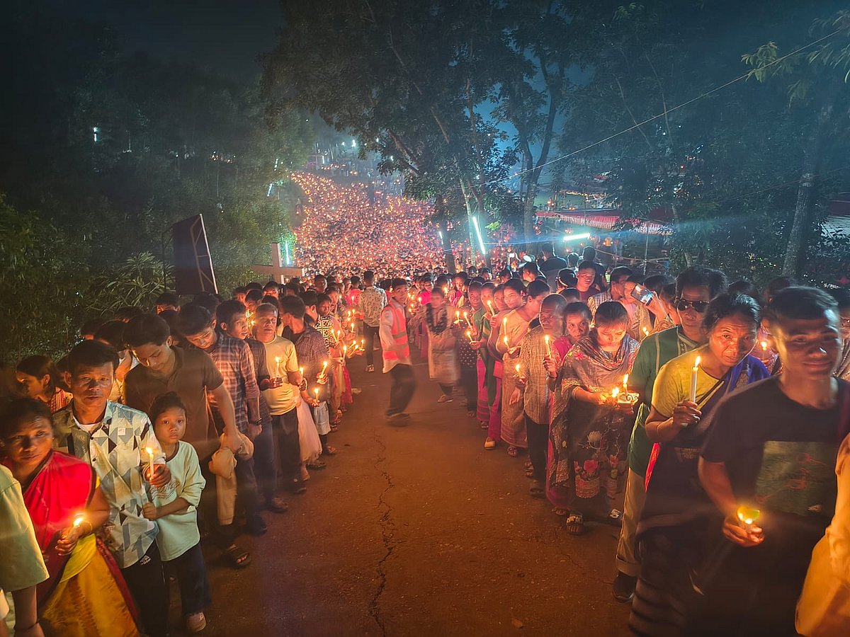 তীর্থোৎস‌বে মোমবা‌তি প্রজ্বালন ক‌রে আলোক শোভাযাত্রা বের করা হয়। গতকাল বৃহস্প‌তিবার রাত ৯টায় শেরপু‌রের না‌লিতাবাড়ী‌র বা‌রোমা‌রি সাধু ‌লিওর ধর্মপ‌ল্লি থে‌কে