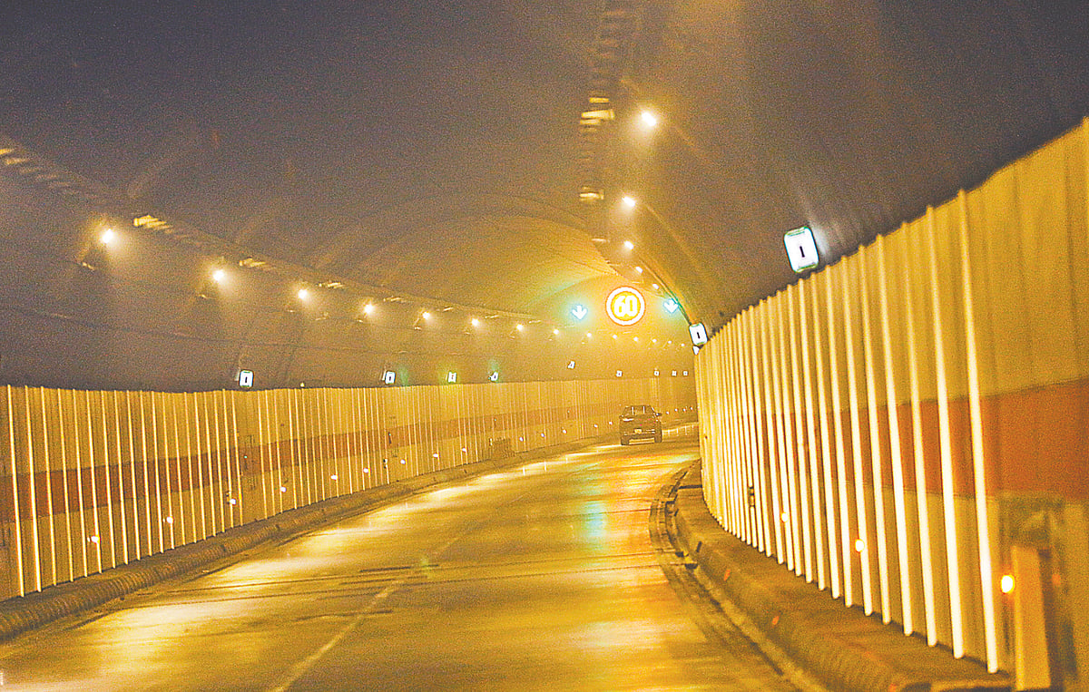 দুই বছর আগে নানা আয়োজনের মধ্য দিয়ে উদ্বোধন করা হয় কর্ণফুলী টানেল। কিন্তু দুই বছর পরও টানেলে বাড়েনি গাড়ি চলাচলের সংখ্যা। সব সময় এমন সুনসান নীরবতা দেখা যায় সেখানে। মঙ্গলবার বেলা ১১টায় আনোয়ারা প্রান্তে।