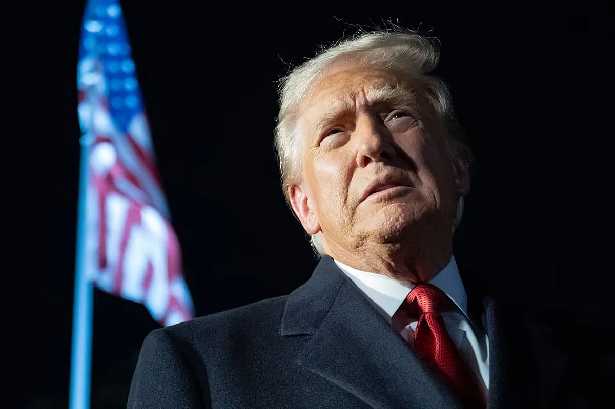 যুক্তরাষ্ট্রের প্রেসিডেন্ট ডোনাল্ড ট্রাম্প। ওয়াশিংটন ডিসিতে মার্কিন প্রেসিডেন্টের ব্যক্তিগত হেলিকপ্টার মেরিন ওয়ানে যাওয়ার পথে, ২৪ অক্টোবর ২০২৫