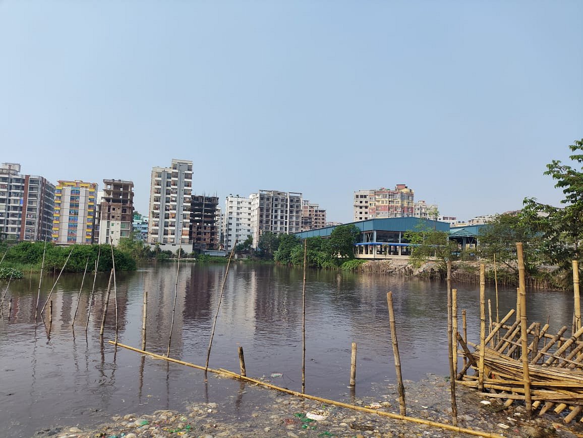 রাজধানীর মোহাম্মদপুরের কাটাসুর মৌজার এই জলাধারের অংশবিশেষ অধিগ্রহণের প্রক্রিয়া চালাচ্ছে ঢাকা জেলা প্রশাসন