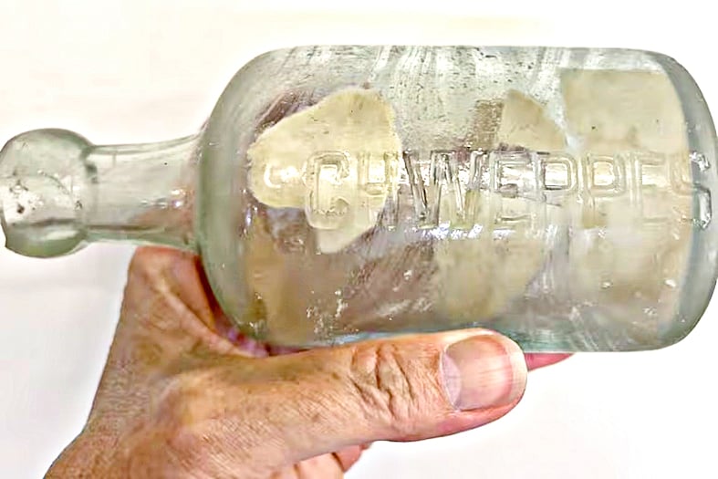 বোতলের ভেতরে চিঠি।