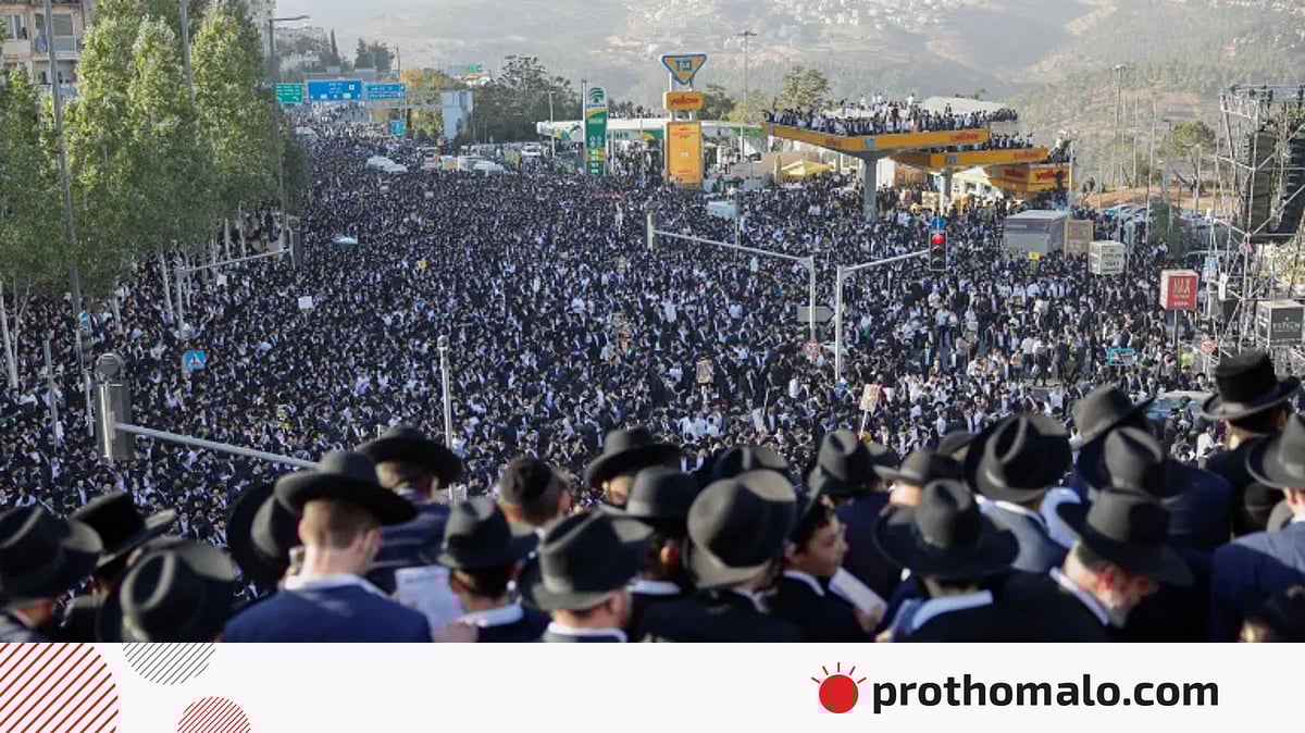 Qoshnining derazasiga qarab Qizlar chiroyli, yosh va yalangoch.