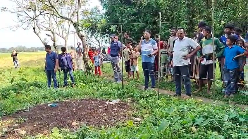 ময়মনসিংহের হালুয়াঘাটে পুলিশের অভিযান টের পেয়ে পালিয়ে যাওয়া ব্যক্তির মরদেহ উদ্ধারের পর ঘটনাস্থলে পুলিশ ও এলাকাবাসীর ভিড়। শুক্রবার সকালে