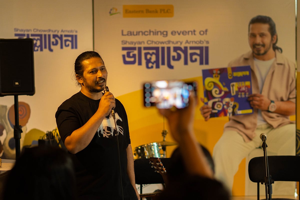 গত বৃহস্পতিবার সন্ধ্যায় ঢাকার বনানীর এক ক্যাফেতে অ্যালবামের প্রকাশনা অনুষ্ঠানে কথা বলছেন অর্ণব