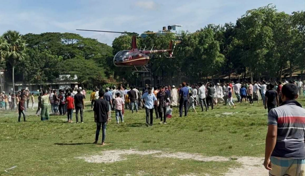 একমাত্র মেয়েকে শেষবিদায় জানাতে হেলিকপ্টারে ছুটে এলেন প্রবাসী বাবা। শুক্রবার সকালে কুমিল্লার চৌদ্দগ্রাম উপজেলার গুণবতী ডিগ্রি কলেজ মাঠে