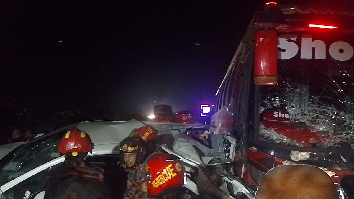 এক্সপ্রেসওয়েতে বাস ও প্রাইভেটকারসহ যাত্রীবাহী পাঁচটি যানবাহনের মধ্যে সংঘর্ষের পর আহতদের উদ্ধারে কাজ করছে ফায়ার সার্ভিসের সদস্যরা। আজ শুক্রবার রাত নয়টার দিকে মুন্সিগঞ্জের সিরাজদিখান উপজেলার কুচিয়ামোড়া এলাকায়