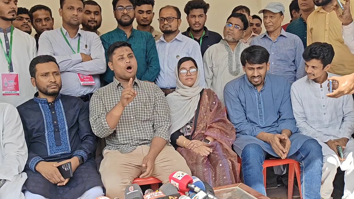 পিরোজপুরে এনসিপির সমন্বয় সভায় যোগদানের পর সাংবাদিকদের বিভিন্ন প্রশ্নের জবাব দেন হাসনাত আবদুল্লাহ। শুক্রবার সদর উপজেলা পরিষদ মিলনায়তনে