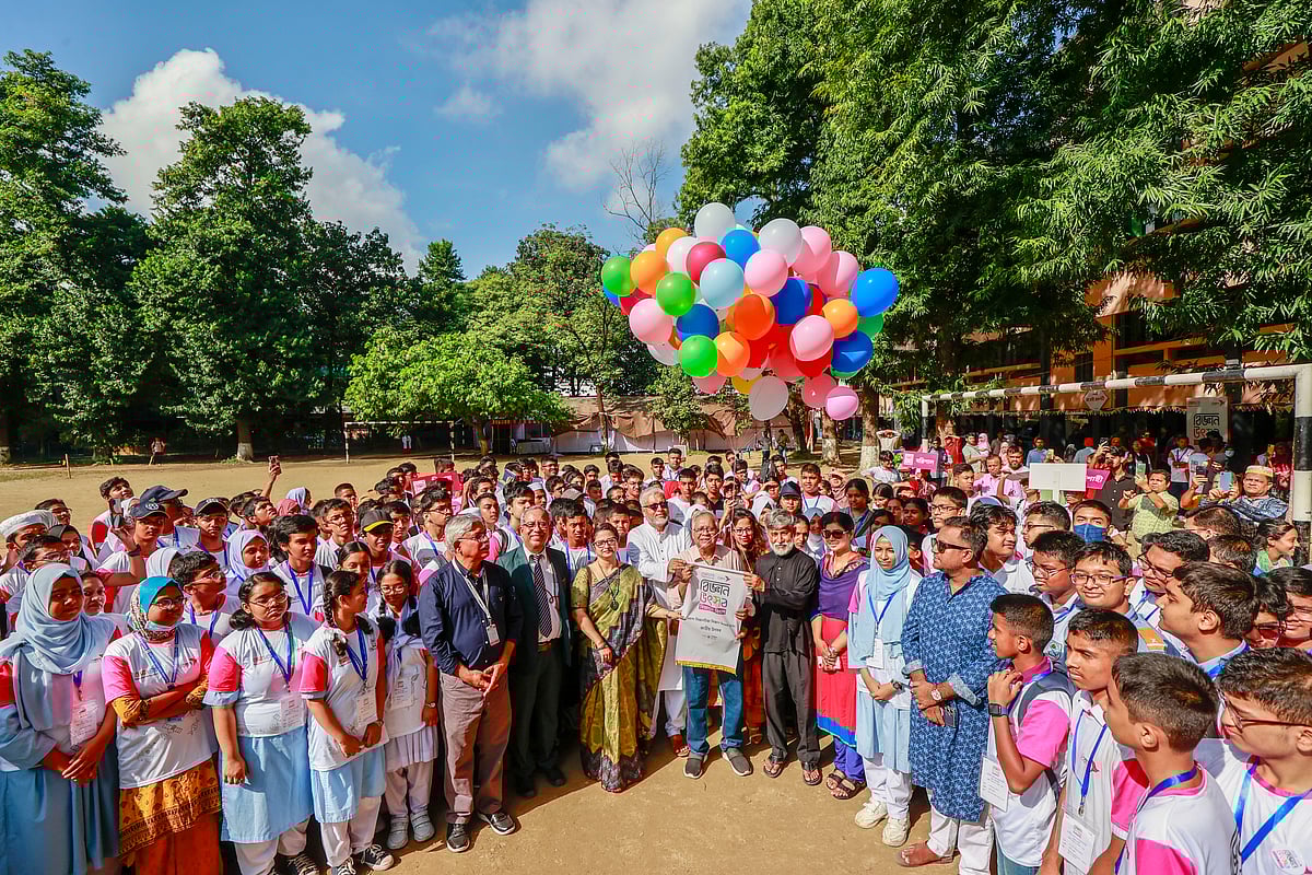 নবীন বিজ্ঞানীদের নিয়ে বেলুন উড়িয়ে বিকাশ-বিজ্ঞানচিন্তা বিজ্ঞান উৎসবের জাতীয় পর্ব উদ্বোধন করছেন বিশিষ্টজনেরা। শুক্রবার রাজধানীর আসাদগেটের সেন্ট যোসেফ হায়ার সেকেন্ডারি স্কুলে