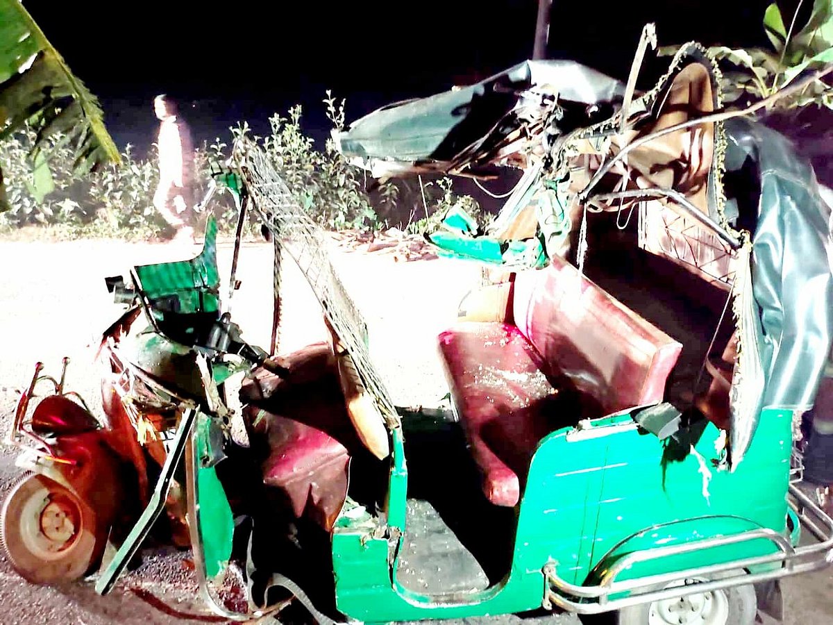 নেত্রকোনার পূর্বধলা উপজেলায় দুর্ঘটনাকবলিত সিএনজিচালিত অটোরিকশা। গতকাল বৃহস্পতিবার রাতে নারান্দিয়া ইউনিয়ন স্বাস্থ্য কমপ্লেক্সসংলগ্ন এলাকার নেত্রকোনা-ময়মনসিংহ সড়কে