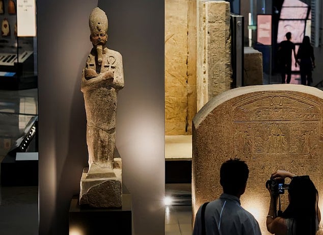 দ্য গ্র্যান্ড ইজিপশিয়ান মিউজিয়ামে প্রাচীন নিদর্শন