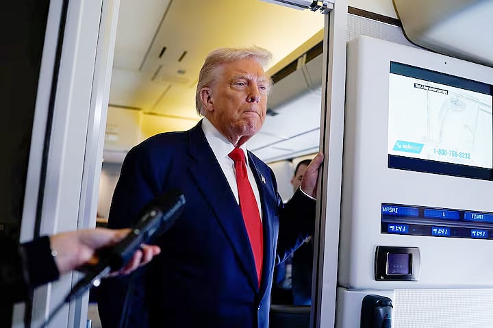 মেরিল্যান্ড অঙ্গরাজ্যের জয়েন্ট বেস অ্যান্ড্রুজ থেকে ফ্লোরিডা যাওয়ার পথে সাংবাদিকদের সঙ্গে কথা বলেন যুক্তরাষ্ট্রের প্রেসিডেন্ট ডোনাল্ড ট্রাম্প। মার্কিন প্রেসিডেন্টকে বহনকারী উড়োজাহাজ এয়ার ফোর্স ওয়ানে, ৩১ অক্টোবর ২০২৫