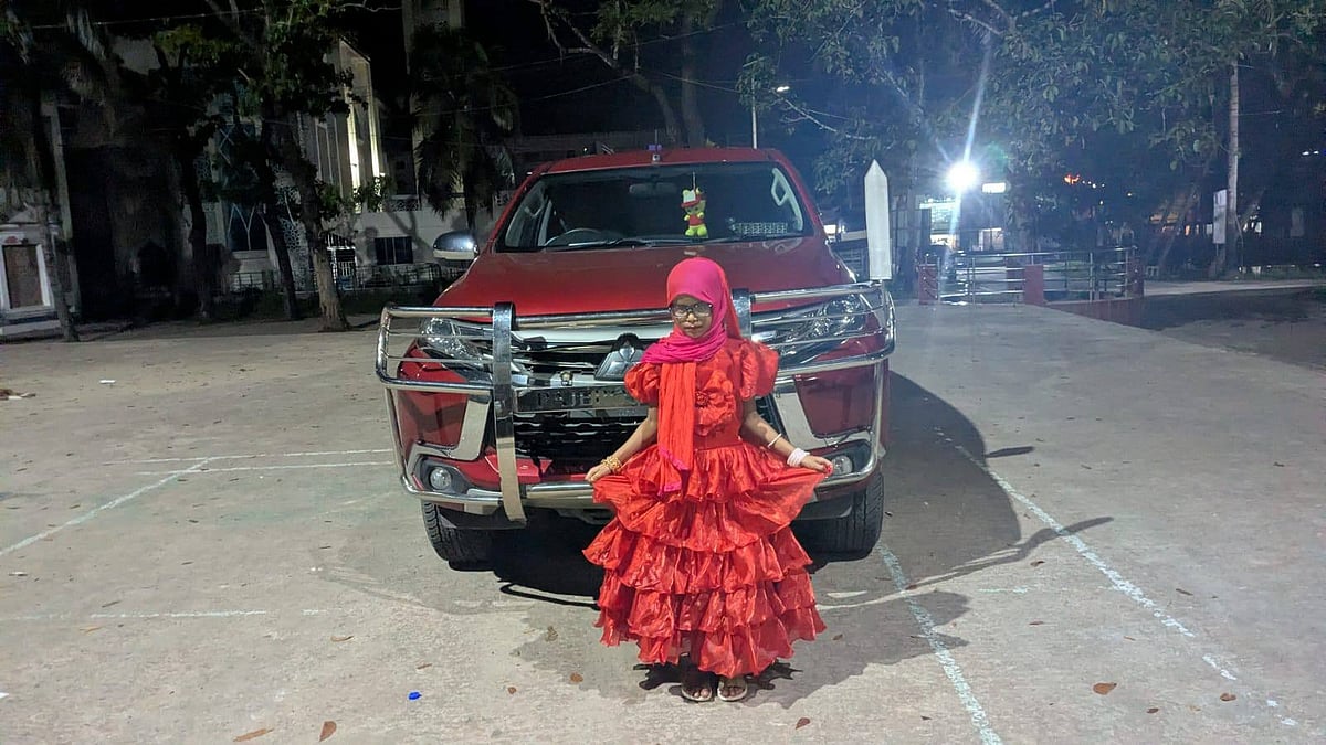 লাল জামা গায়ে শিশু মরিয়ম। গত বুধবার রাতে কক্সবাজার সদরে