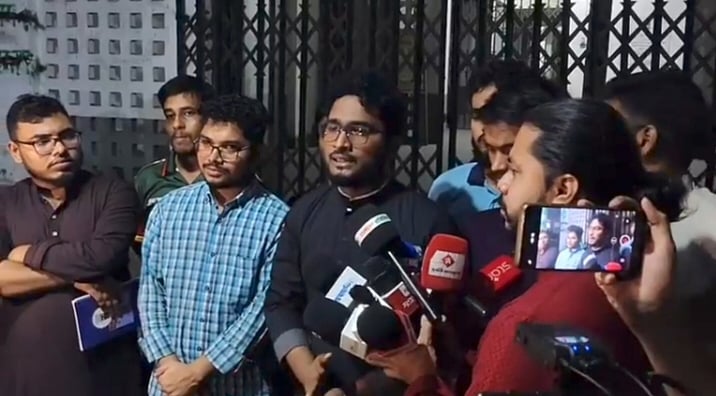 সহকারী প্রক্টরদের সঙ্গে আলোচনা শেষে সাংবাদিকদের সঙ্গে কথা বলছেন বিক্ষুব্ধ শিক্ষার্থীরা। ঢাকা বিশ্ববিদ্যালয় ক্যাম্পাসে প্রক্টর অফিসের সামনে, ৩১ অক্টোবর ২০২৫