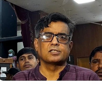 নোয়াখালী বিজ্ঞান ও প্রযুক্তি বিশ্ববিদ্যালয়ে সাংবাদিকদের সঙ্গে কথা বলছেন প্রধান উপদেষ্টার প্রেস সচিব শফিকুল আলম। আজ দুপুরে বিশ্ববিদ্যালয়ের মিলনায়তনে