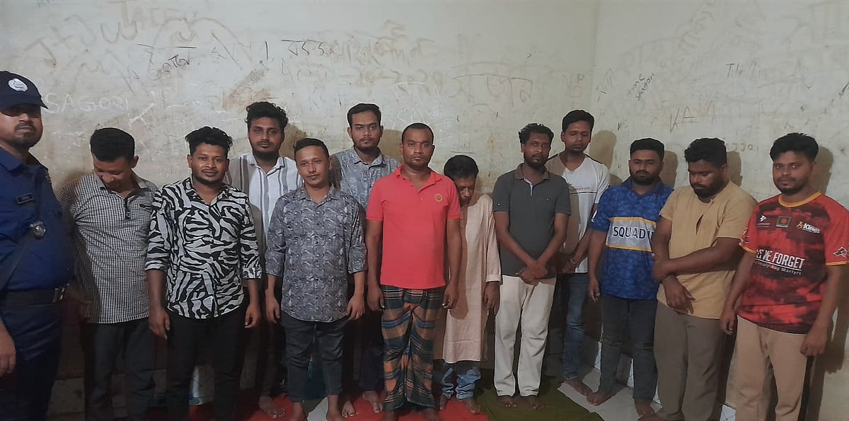 কুমিল্লায় ঝটিকা মিছিলের ঘটনায় ছাত্রলীগে জড়িত থাকার অভিযোগে গ্রেপ্তার ১২ যুবক। শুক্রবার সকালে কুমিল্লা কোতোয়ালি থানায় তোলা