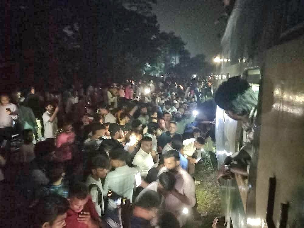 গাজীপুরের কালীগঞ্জে আড়িখোলা রেলস্টেশনের পাশে চলন্ত ট্রেনের হোস পাইপ খুলে যায়। গতকাল বৃহস্পতিবার রাত ৯টার দিকে তোলা