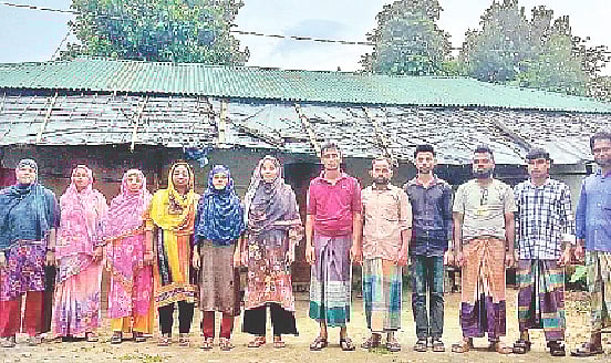 বান্দরবানের নাইক্ষ্যংছড়ি উপজেলার বাইশারী ইউনিয়নের দুর্গম গ্রাম হলদ্যাশিয়ার হতদরিদ্র এই মানুষজনের নামে ব্যাংক থেকে তুলে নেওয়া হয়েছে শত কোটি টাকা। ঋণের বোঝা মাথায় নিয়ে কোন উপায় খুঁজতে পাগলপ্রায় মানুষগুলো। গত ৩০ আগস্ট দুপুরে