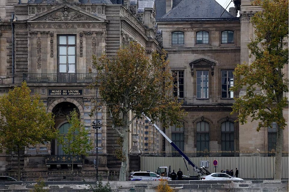 ল্যুভর জাদুঘরের যে জানালা ভেঙে চোরের দল ঢুকেছিল, সেখানে একটি ক্রেনের পাশে ঘটনাস্থল খতিয়ে দেখছে পুলিশ। ২৭ অক্টোবর ২০২৫, প্যারিস