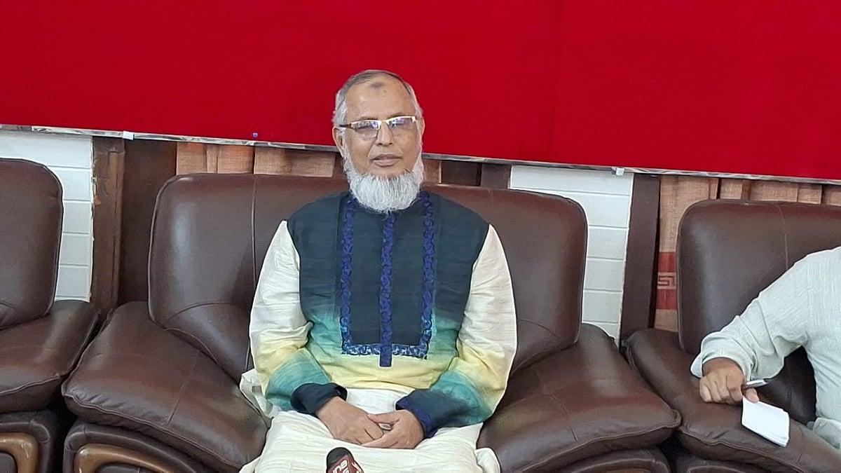 পটুয়াখালীতে স্থানীয় গণমাধ্যমকর্মীদের সঙ্গে কথা বলেন নির্বাচন কমিশনার মো. আনোয়ারুল ইসলাম সরকার। আজ শুক্রবার বেলা তিনটার দিকে পটুয়াখালী সার্কিট হাউসে