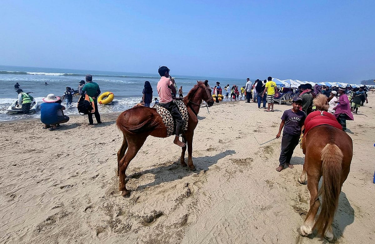 কক্সবাজার সৈকতে ঘোড়া। সম্প্রতি সৈকতের সুগন্ধা পয়েন্টে