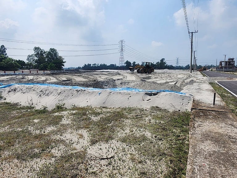 সিরাজগঞ্জ বিসিক শিল্পপার্কের প্লটগুলোতে যথাযথভাবে মাটি ভরাট না করায় শিল্প স্থাপন বাধাগ্রস্ত হচ্ছে বলে অভিযোগ উদ্যোক্তাদের। সম্প্রতি সিরাজগঞ্জ সদর উপজেলার বিসিক শিল্পপার্কে