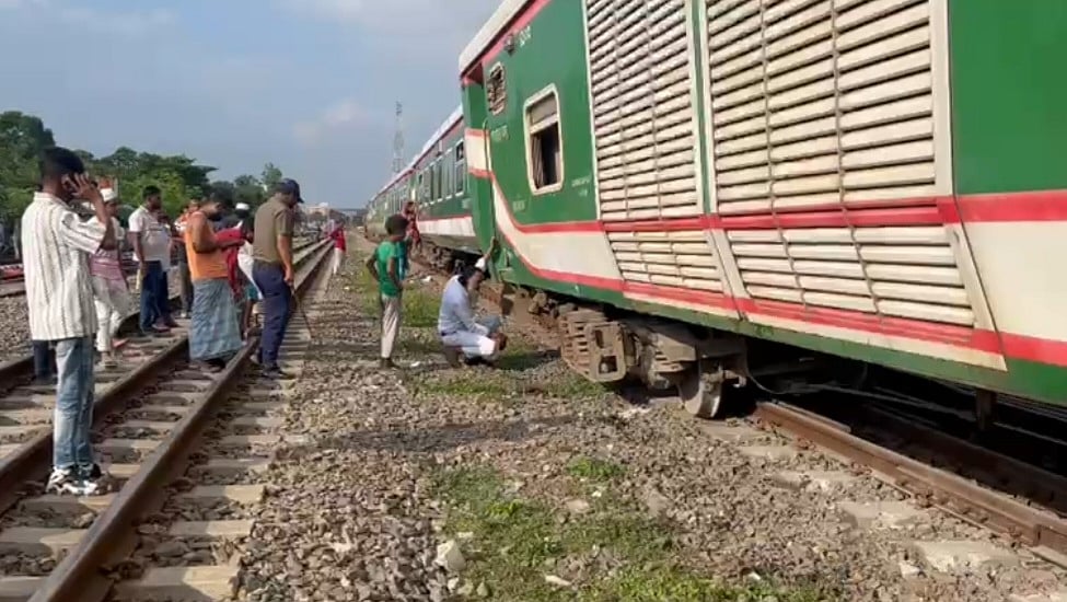 গাজীপুরে ট্রেন লাইনচ্যুত, ঢাকা-ময়মনসিংহ রেললাইনে চলাচল বন্ধ | প্রথম আলো