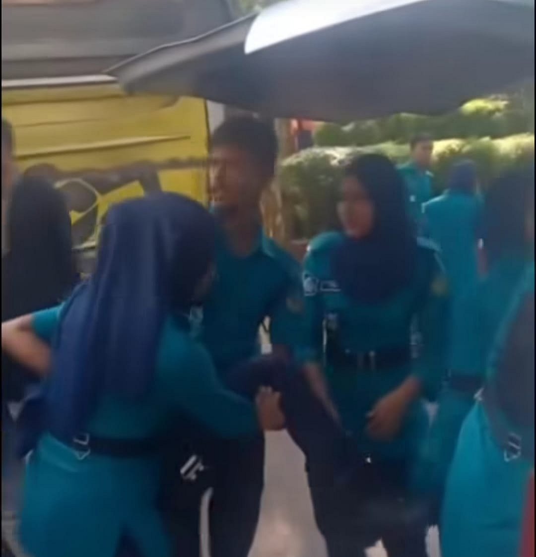 আহত নারী পুলিশ সদস্যদের অ্যাম্বুলেন্সে তোলা হচ্ছে