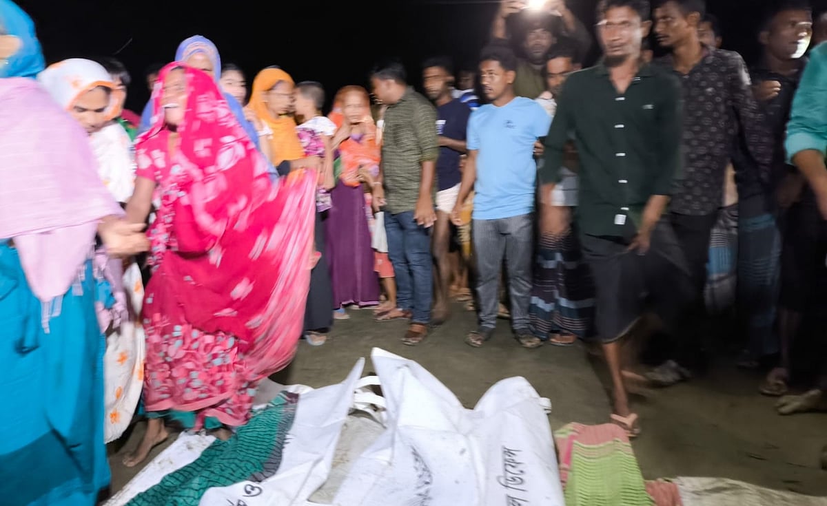 ঝিনাই নদে ডুবে মারা যাওয়া তিন শিশুর লাশ ঘিরে স্থানীয় বাসিন্দাদের ভিড়। আজ শুক্রবার সন্ধ্যায় জামালপুরের মাদারগঞ্জ উপজেলার সিধুলী ইউনিয়নের চরভাটিয়ানী এলাকায়