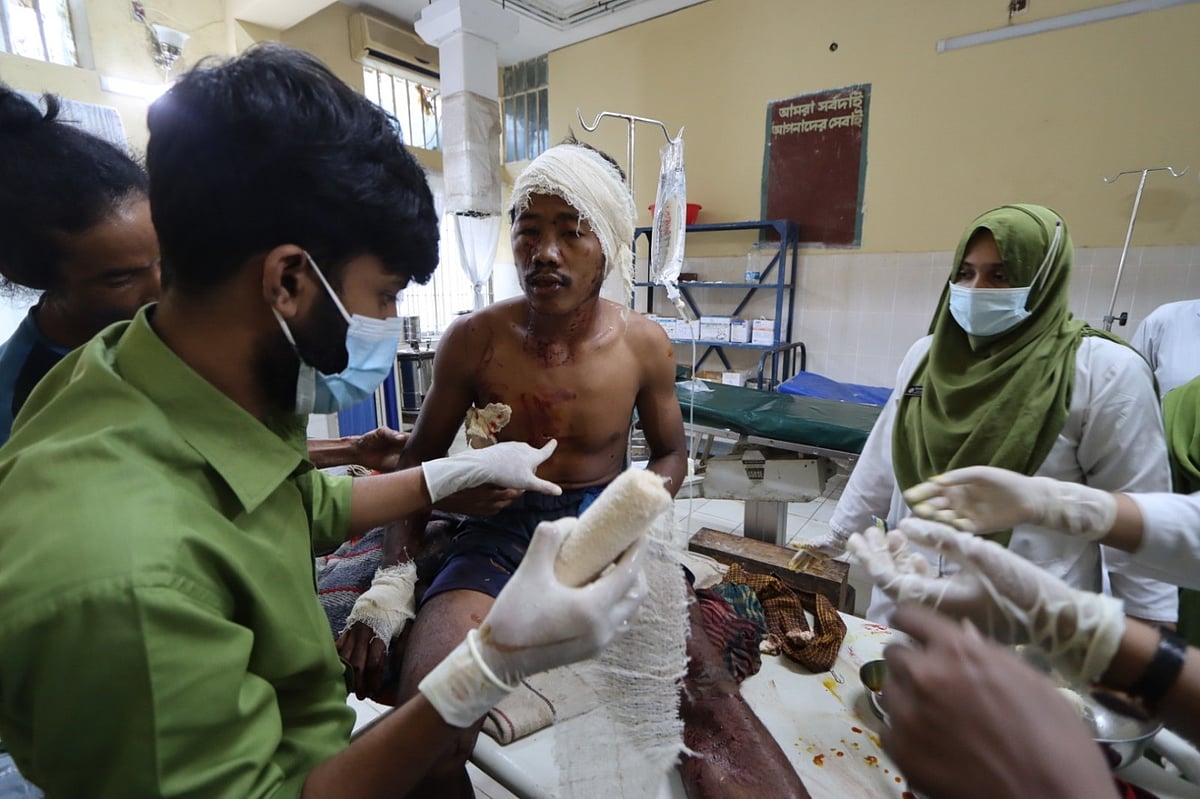 ভালুকের আক্রমণে আহত ব্যক্তিকে বান্দরবান সদর হাসপাতালে চিকিৎসা দেওয়া হচ্ছে। আজ দুপুরে তোলা