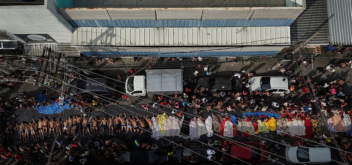ড্রোন থেকে তোলা ছবিতে মরদেহের সারি